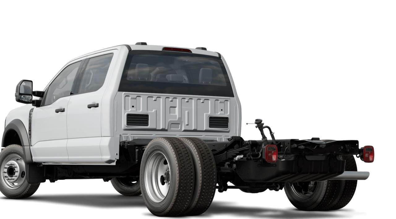2025 Ford F-550 Super Duty DRW XLT 4WD Crew Cab 203 WB 84 CA Photo1