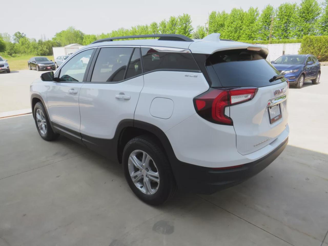 2024 GMC Terrain SLE (**AWD**ALLOY WHEELS**POWER DRIVERS SEAT**LANE DEPARTURE ALERT**AUTO HEADLIGHTS**PRE-COLLISION WARNING SYSTEM**CRUISE CONTROL**BLUETOOTH**PUSH BUTTON START**BACKUP CAMERA**DUAL CLIMATE CONTROL**HEATED/VENTED SEATS**DOWNHILL ASSIST**REMOTE START**) Photo