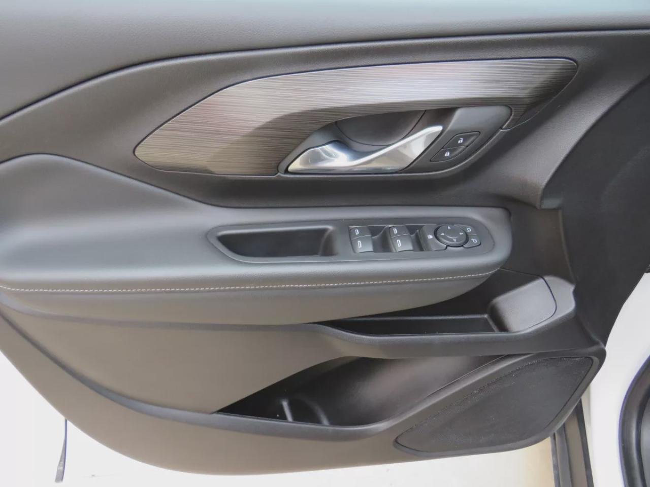 2024 GMC Terrain SLE (**AWD**ALLOY WHEELS**POWER DRIVERS SEAT**LANE DEPARTURE ALERT**AUTO HEADLIGHTS**PRE-COLLISION WARNING SYSTEM**CRUISE CONTROL**BLUETOOTH**PUSH BUTTON START**BACKUP CAMERA**DUAL CLIMATE CONTROL**HEATED/VENTED SEATS**DOWNHILL ASSIST**REMOTE START**) Photo