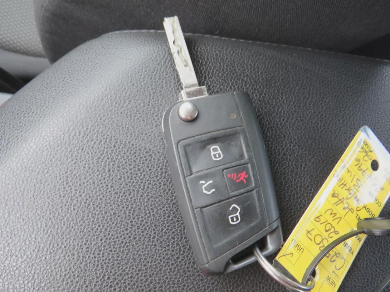 2019 Volkswagen Jetta Comfortline (**CLEAN TITLE/NO ACCIDENTS!!**SAFETY/CERTIFIED!!**ALLOY RIMS**REVERSE CAMERA**DIGITAL TOUCHSCREEN**HEATED SEATS**CUSTOM JETTA RUBBER MATS**CRUISE CONTROL**BLUETOOTH**) Photo