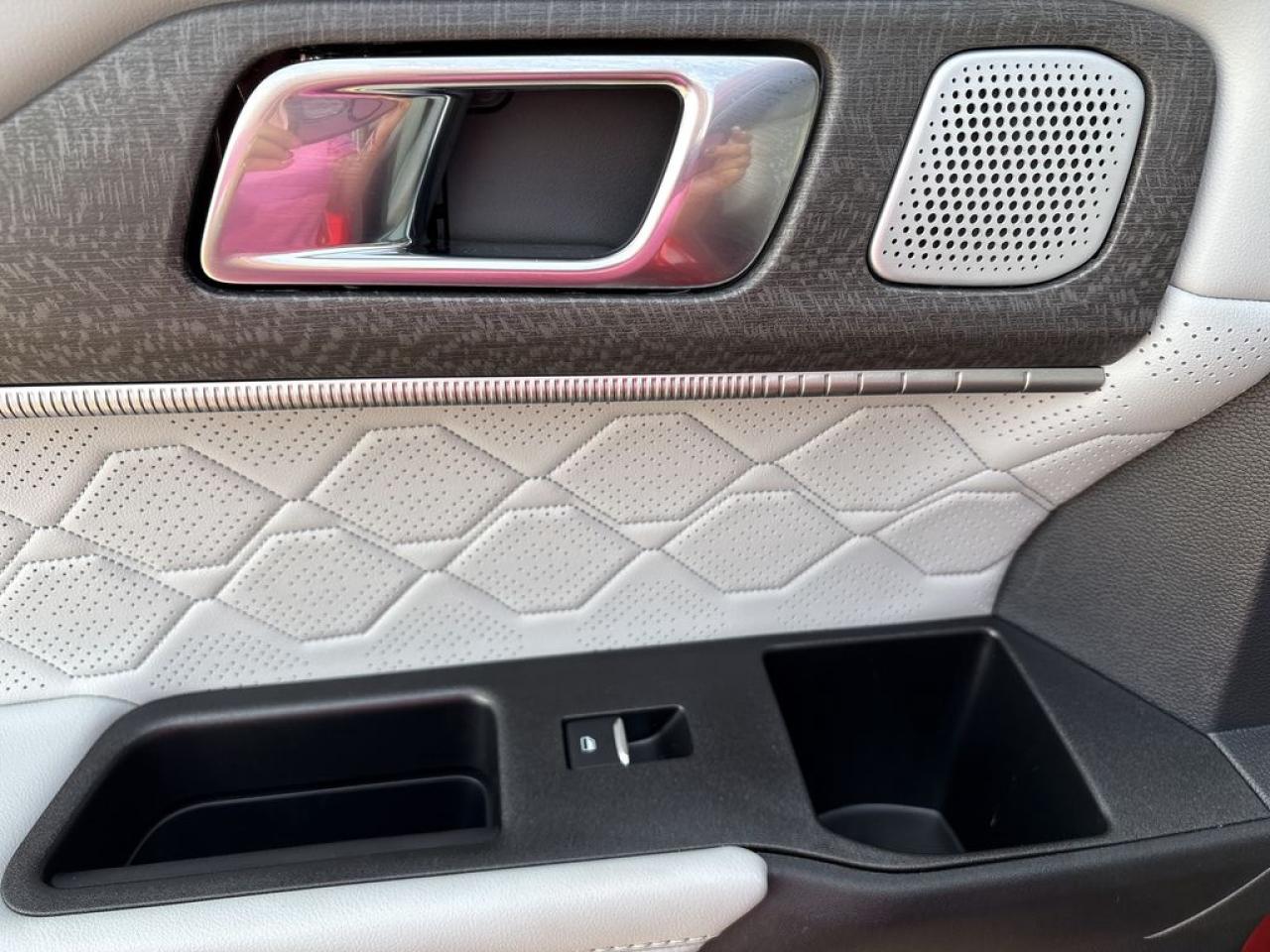 2025 Ford Explorer Platinum Photo5