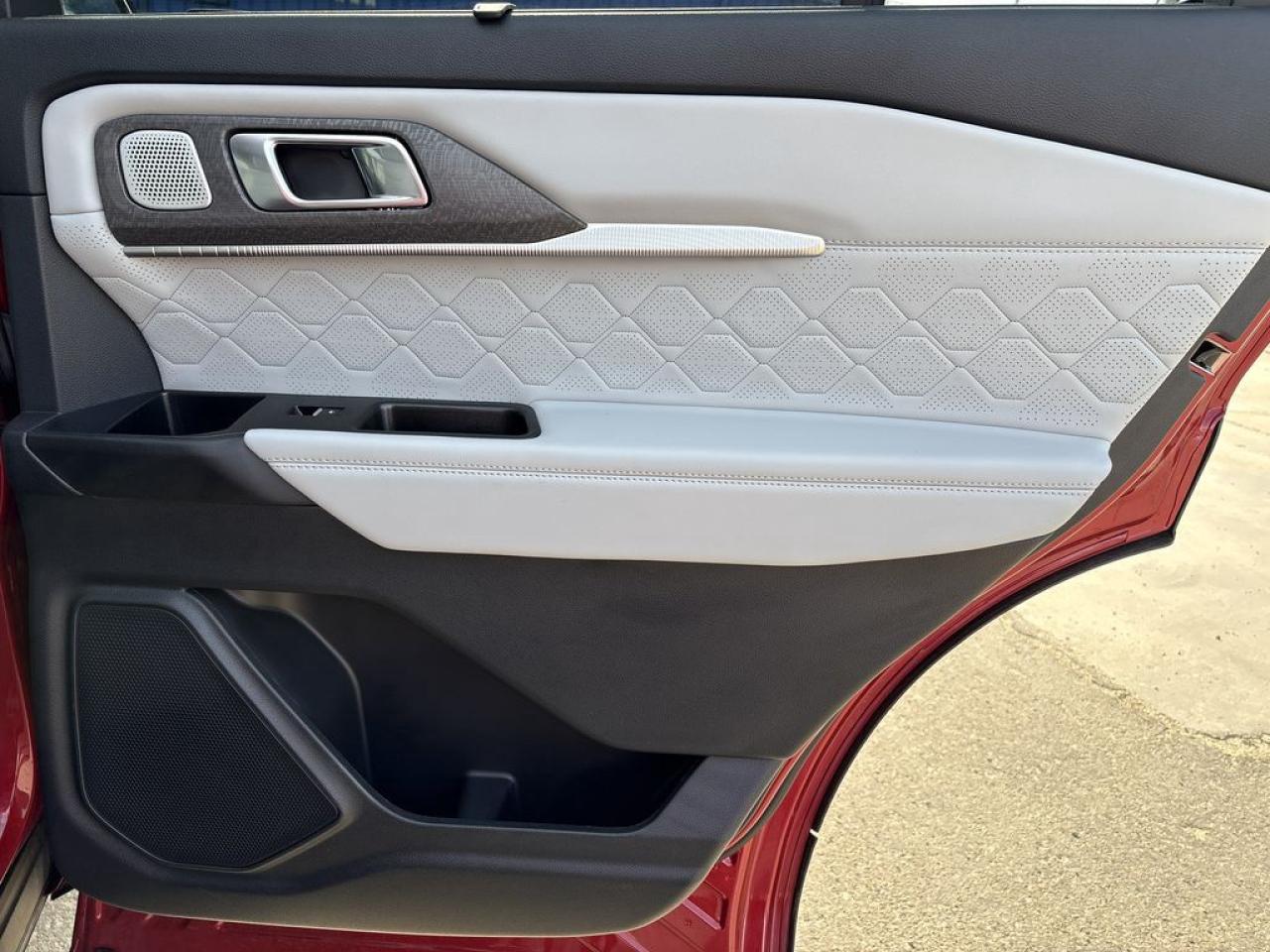 2025 Ford Explorer Platinum Photo5