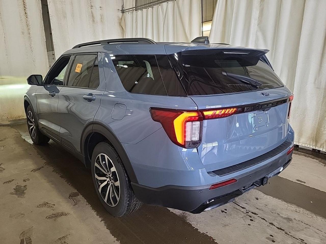 2025 Ford Explorer ST-Line Photo