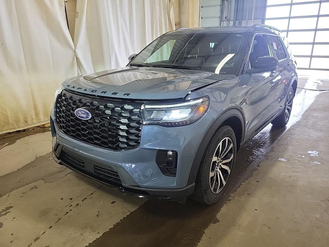 2025 Ford Explorer ST-Line Photo5