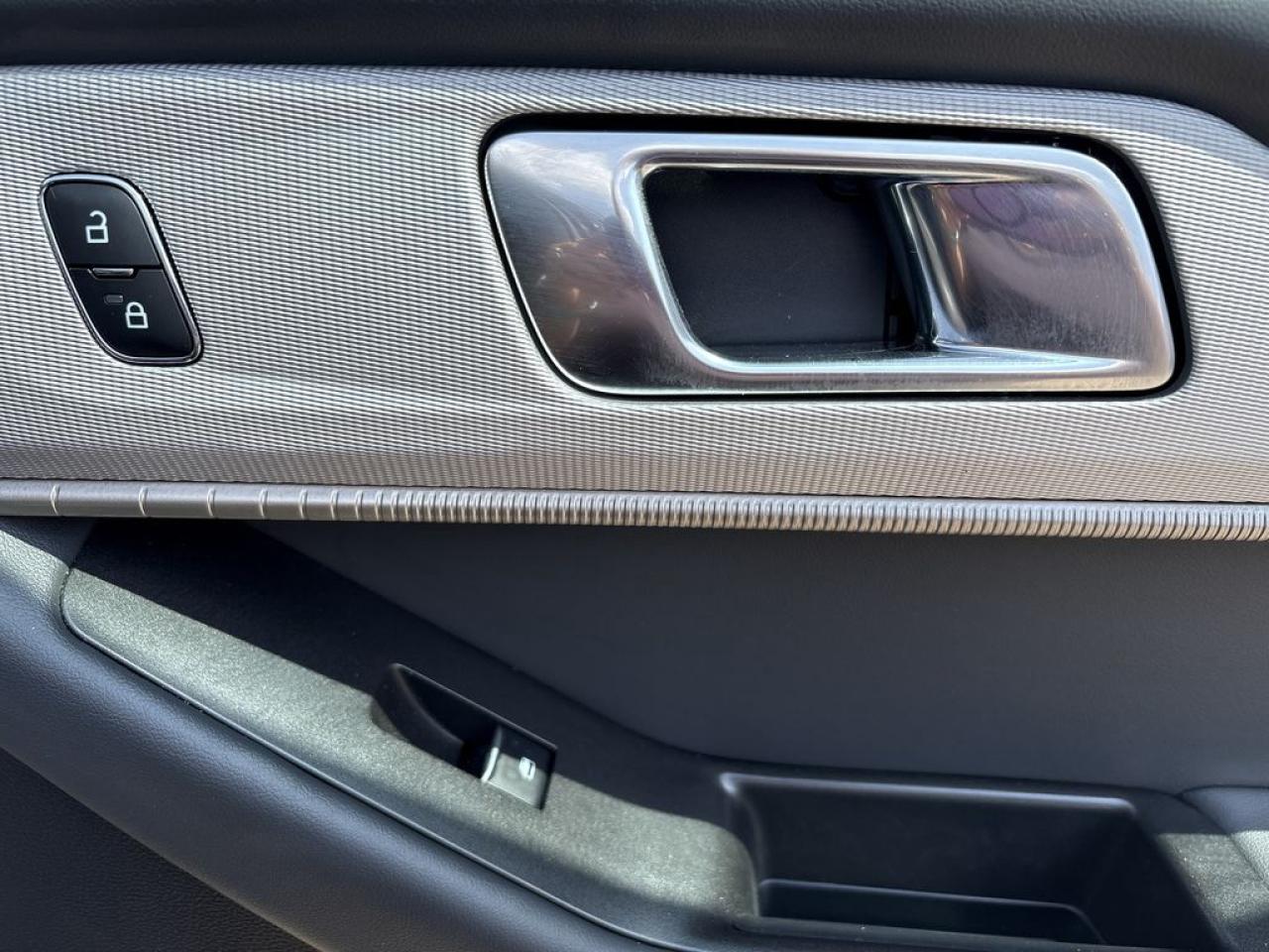 2025 Ford Explorer ACTIVE Photo5
