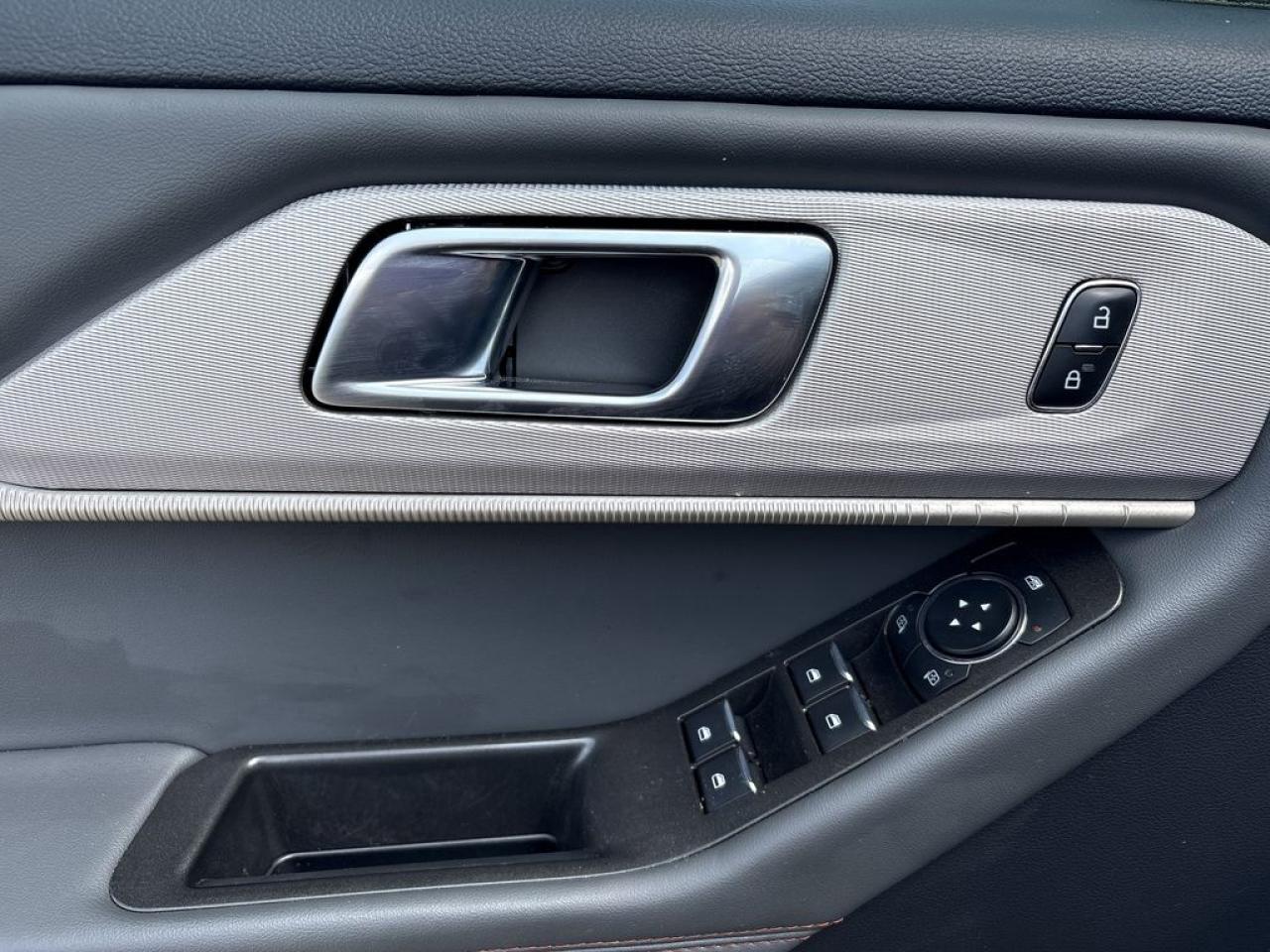 2025 Ford Explorer ACTIVE Photo5