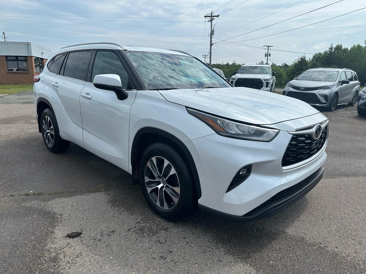 2022 Toyota Highlander XLE Photo2