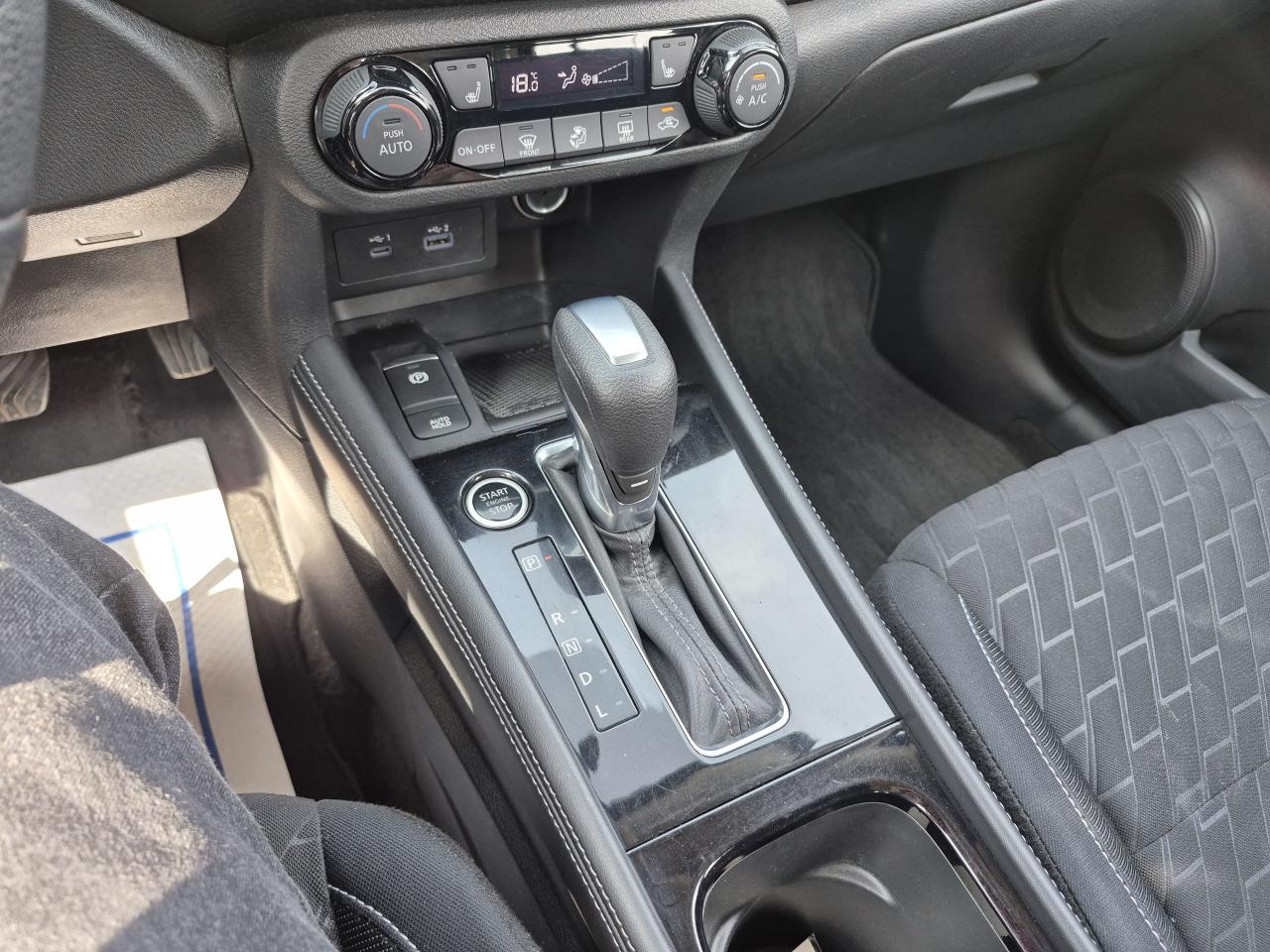 2022 Nissan Kicks SV Photo11