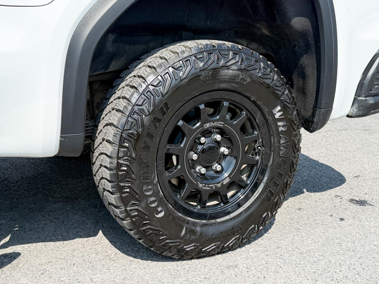 2023 GMC Sierra 1500 6.2L V8, AT4-X AEV EDITION! REMOTE START/ENTRY, SUNROOF, HEATED/VENTILATED SEATS, BOSE SOUND SYSTEM, AT4X AEV EDITION Photo