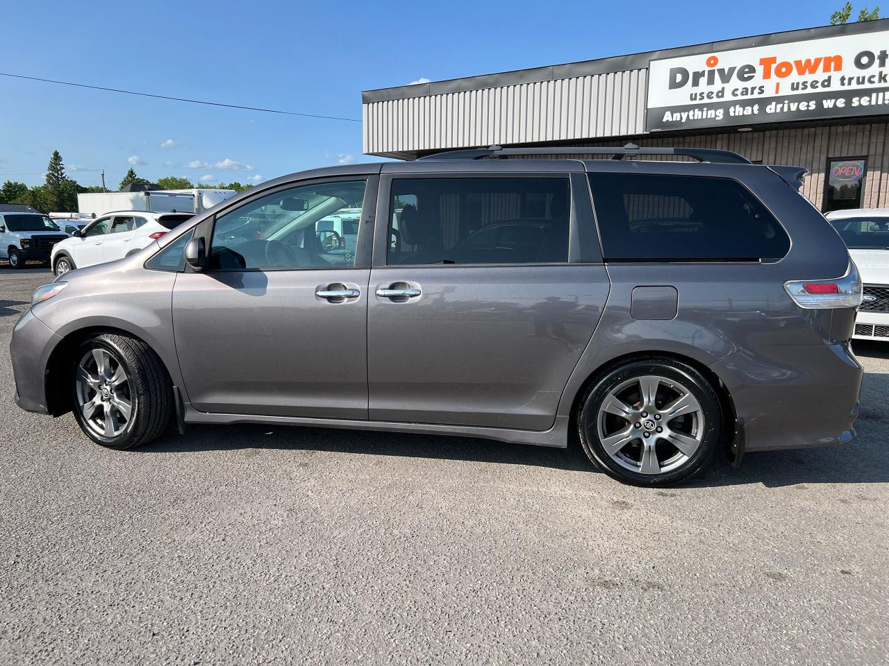 2018 Toyota Sienna SE - Photo #2