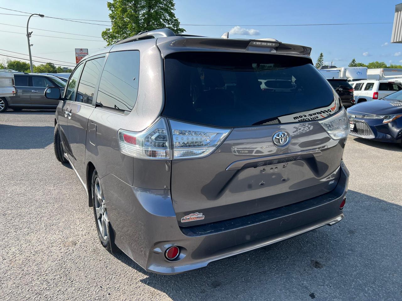 2018 Toyota Sienna SE - Photo #3