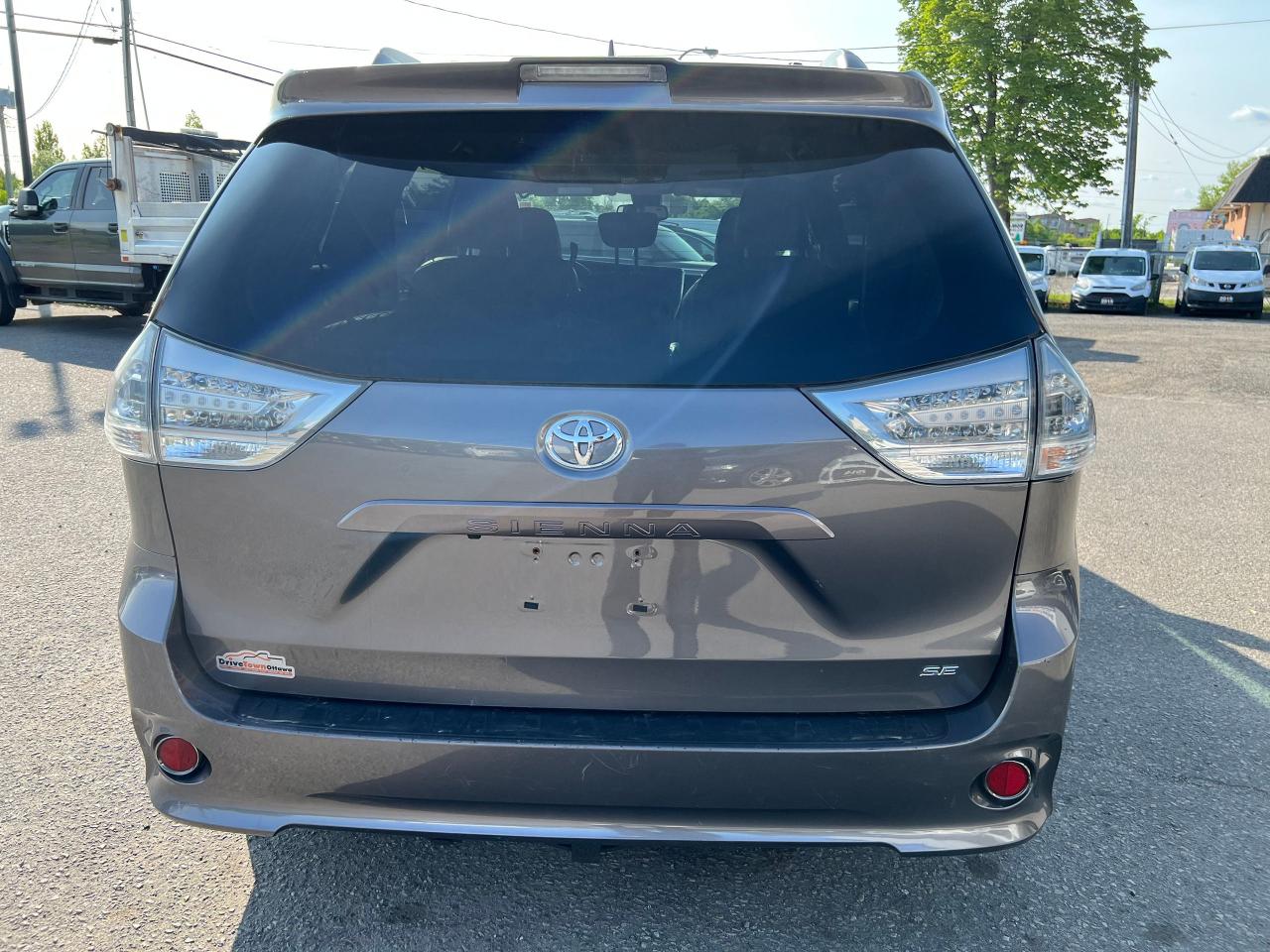 2018 Toyota Sienna SE - Photo #4