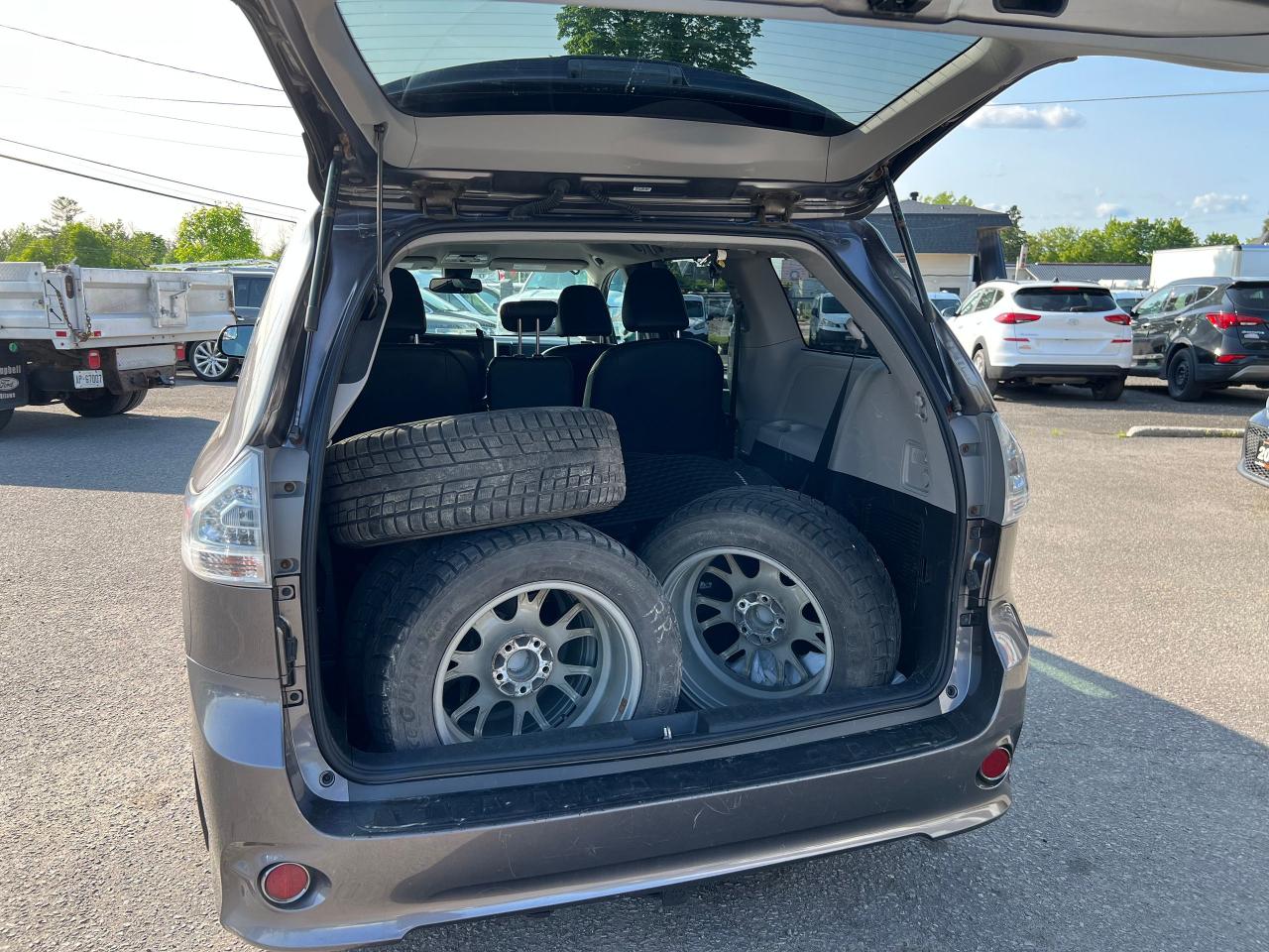 2018 Toyota Sienna SE - Photo #5