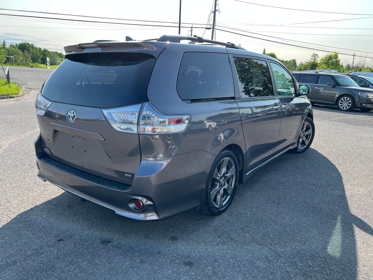 2018 Toyota Sienna SE - Photo #7