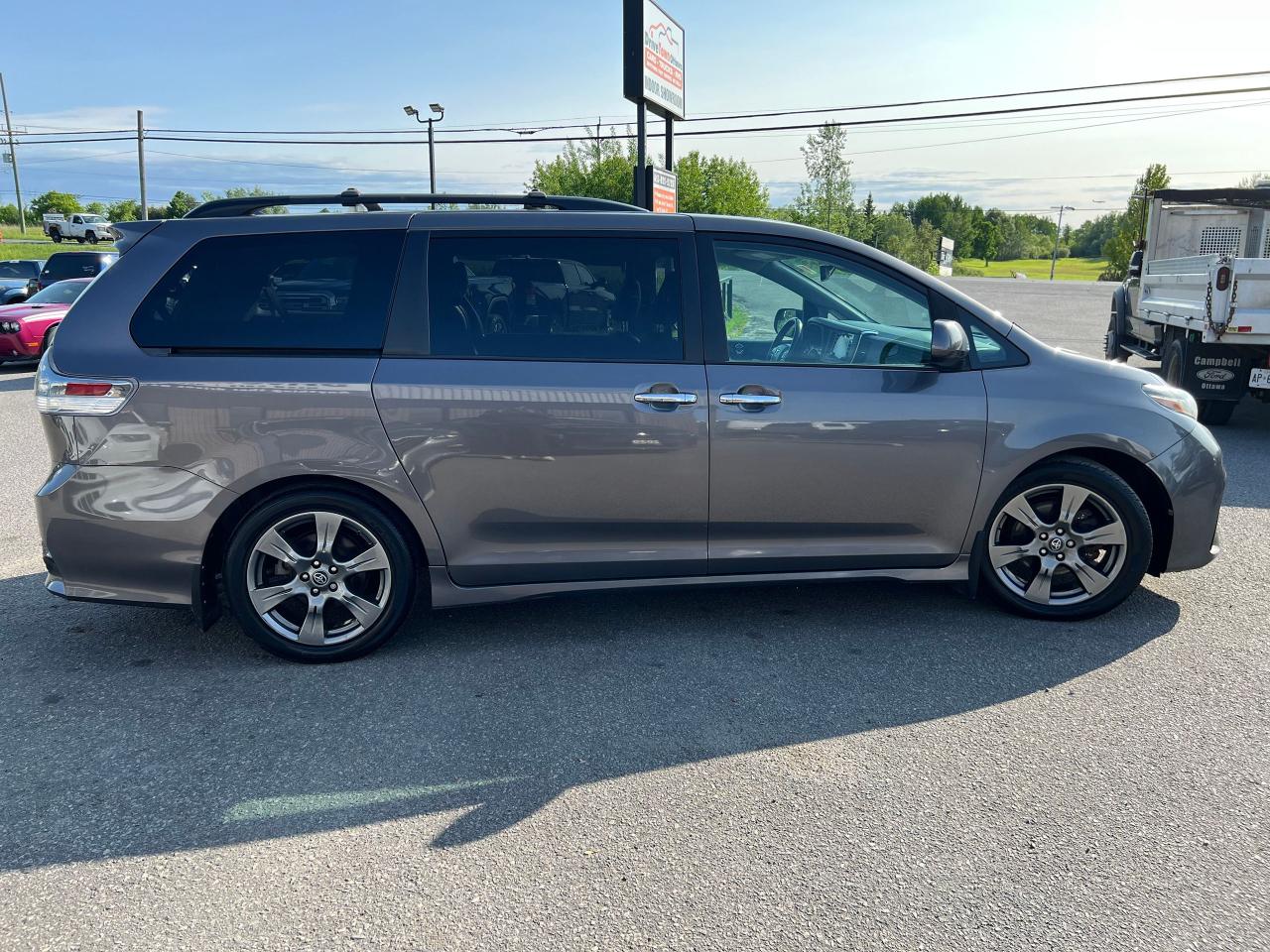 2018 Toyota Sienna SE - Photo #8