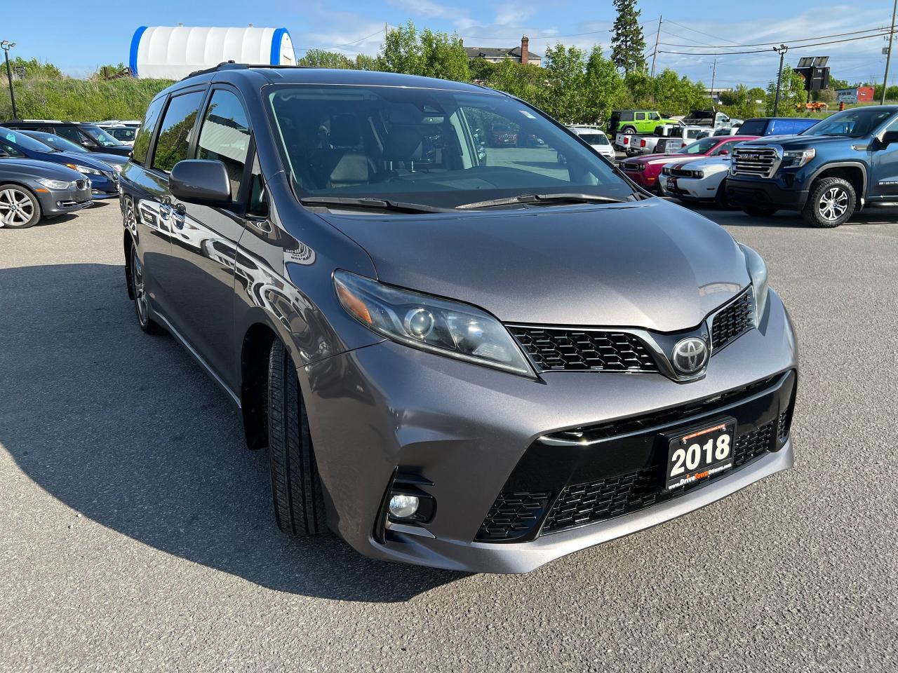 2018 Toyota Sienna SE - Photo #9