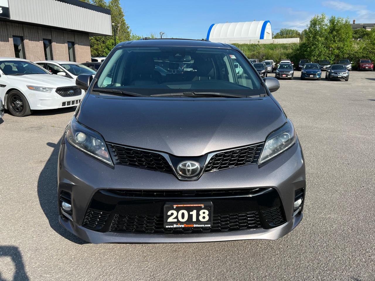 2018 Toyota Sienna SE - Photo #10