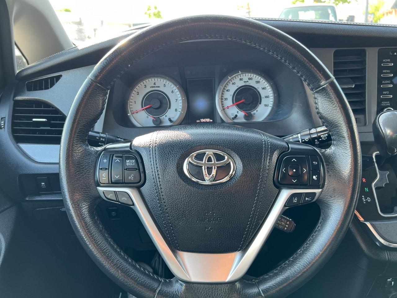 2018 Toyota Sienna SE - Photo #14