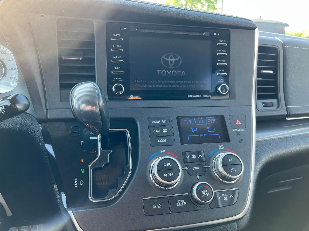 2018 Toyota Sienna SE - Photo #16