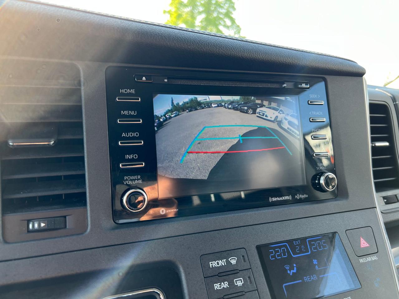 2018 Toyota Sienna SE - Photo #17