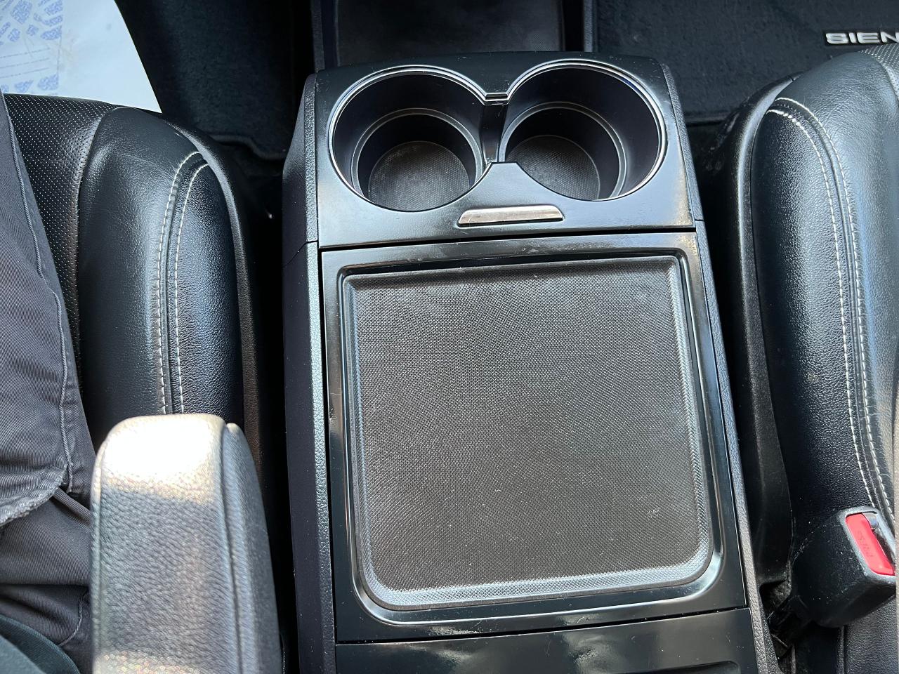 2018 Toyota Sienna SE - Photo #18