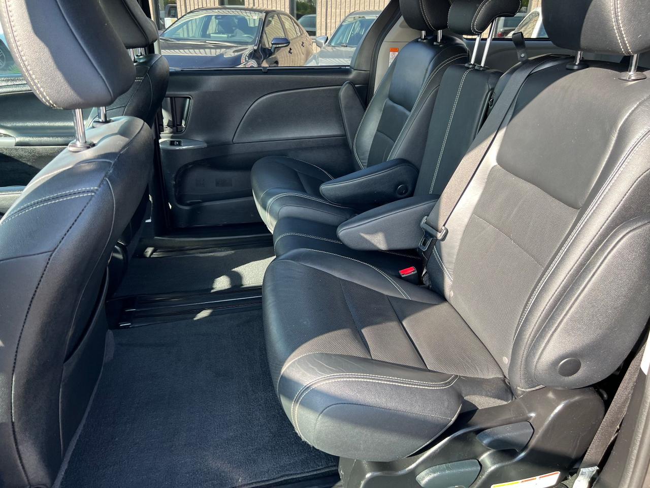 2018 Toyota Sienna SE - Photo #21