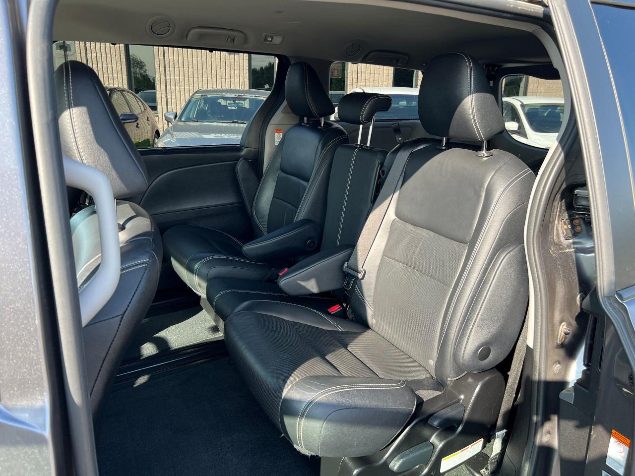 2018 Toyota Sienna SE - Photo #23