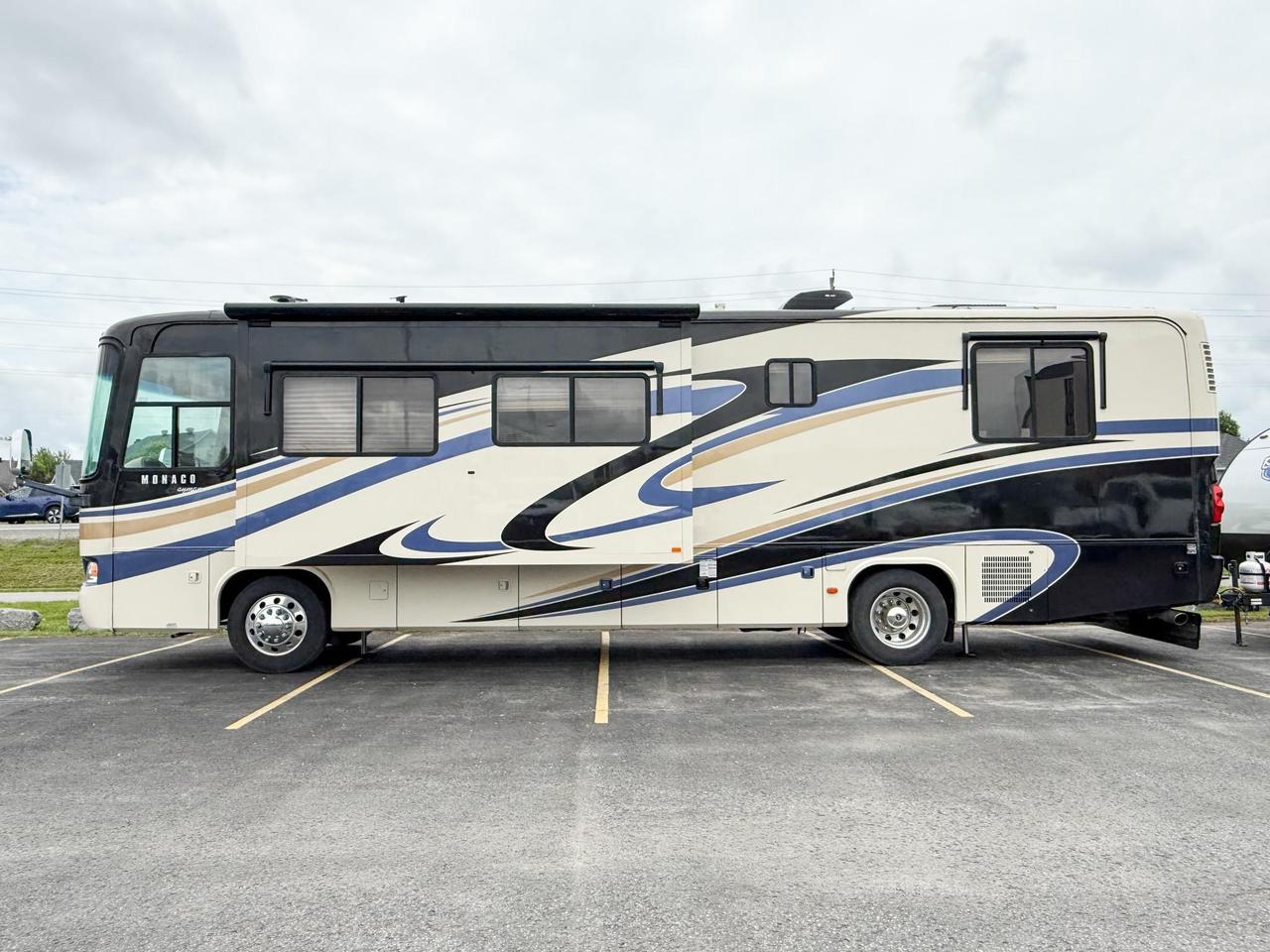 2009 Monaco Roadmaster AE-STACKED RAIL MH / 216-230 WB 2009 MONACO CAYMAN - 34' MOTORHOME, QUEEN BED, DINETTE, FULL SIZE FRIDGE, 3-BURNER STOVE, MICROWAVE, Photo
