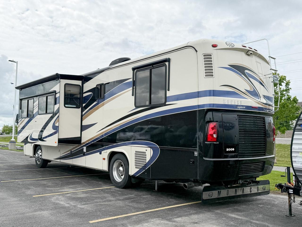 2009 Monaco Roadmaster AE-STACKED RAIL MH / 216-230 WB 2009 MONACO CAYMAN - 34' MOTORHOME, QUEEN BED, DINETTE, FULL SIZE FRIDGE, 3-BURNER STOVE, MICROWAVE, Photo