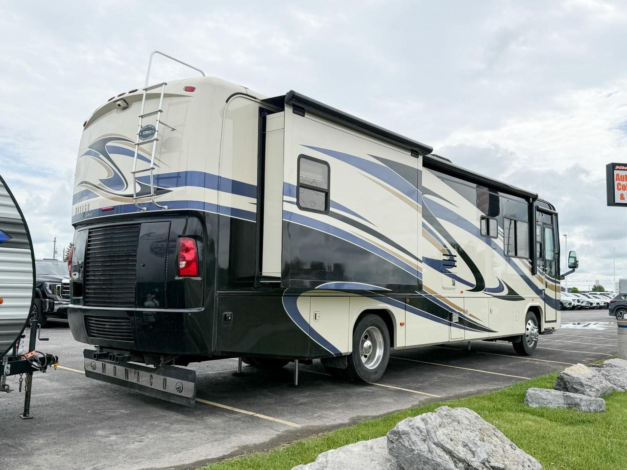 2009 Monaco Roadmaster AE-STACKED RAIL MH / 216-230 WB 2009 MONACO CAYMAN - 34' MOTORHOME, QUEEN BED, DINETTE, FULL SIZE FRIDGE, 3-BURNER STOVE, MICROWAVE, Photo