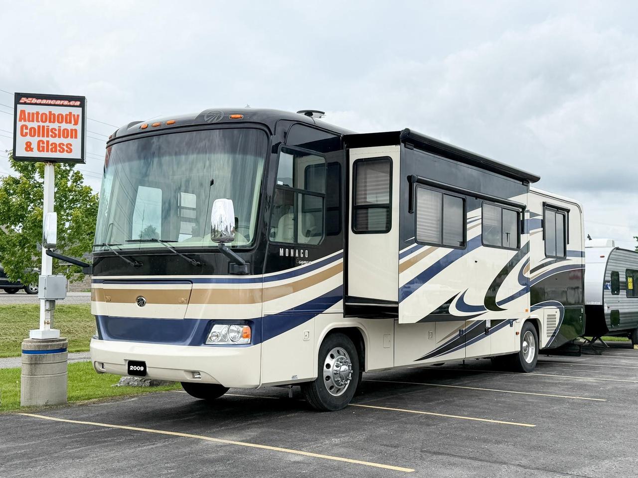 2009 Monaco Roadmaster AE-STACKED RAIL MH / 216-230 WB 2009 MONACO CAYMAN - 34' MOTORHOME, QUEEN BED, DINETTE, FULL SIZE FRIDGE, 3-BURNER STOVE, MICROWAVE, Photo