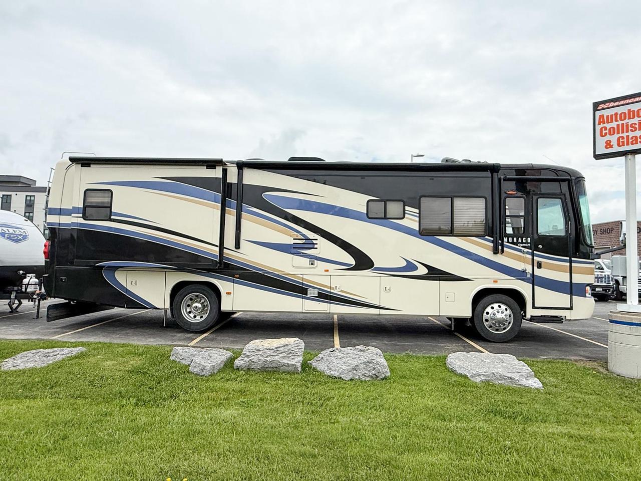 2009 Monaco Roadmaster AE-STACKED RAIL MH / 216-230 WB 2009 MONACO CAYMAN - 34' MOTORHOME, QUEEN BED, DINETTE, FULL SIZE FRIDGE, 3-BURNER STOVE, MICROWAVE, Photo