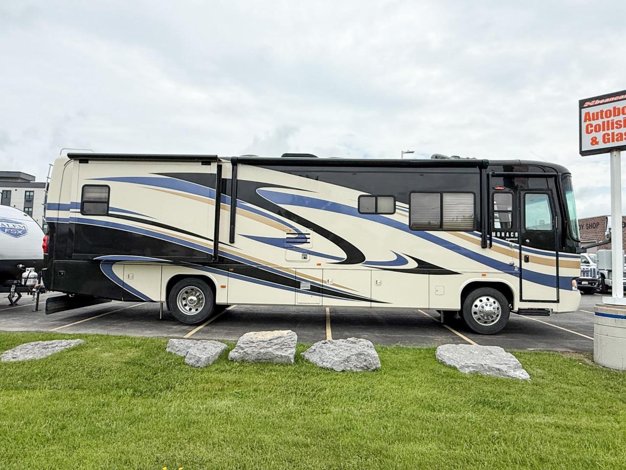 2009 Monaco Roadmaster AE-STACKED RAIL MH / 216-230 WB 2009 MONACO CAYMAN - 34' MOTORHOME, QUEEN BED, DINETTE, FULL SIZE FRIDGE, 3-BURNER STOVE, MICROWAVE, Photo