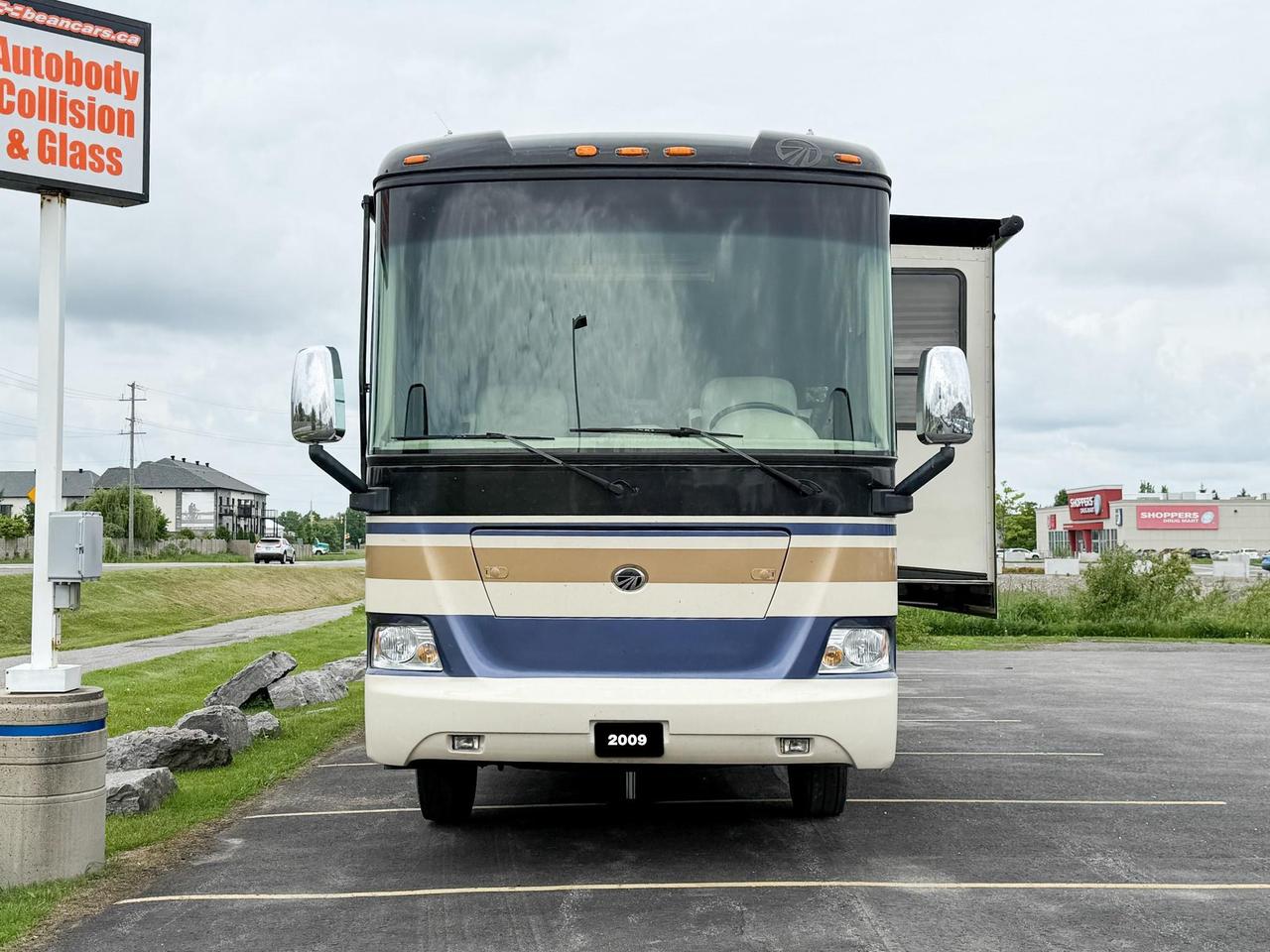 2009 Monaco Roadmaster AE-STACKED RAIL MH / 216-230 WB 2009 MONACO CAYMAN - 34' MOTORHOME, QUEEN BED, DINETTE, FULL SIZE FRIDGE, 3-BURNER STOVE, MICROWAVE, Photo