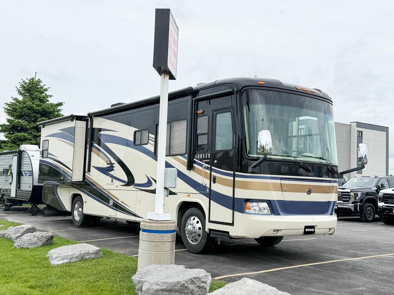 2009 Monaco Roadmaster AE-STACKED RAIL MH / 216-230 WB 2009 MONACO CAYMAN - 34' MOTORHOME, QUEEN BED, DINETTE, FULL SIZE FRIDGE, 3-BURNER STOVE, MICROWAVE, Photo