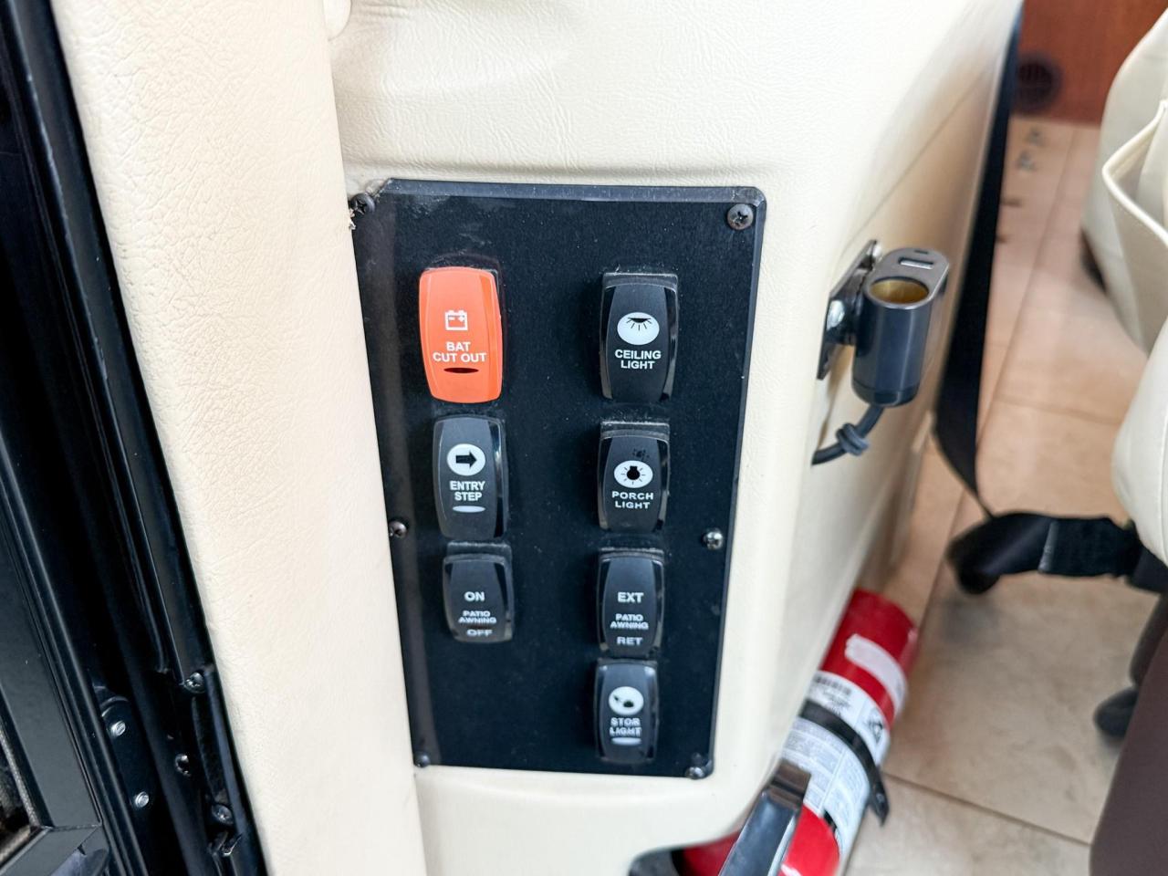 2009 Monaco Roadmaster AE-STACKED RAIL MH / 216-230 WB 2009 MONACO CAYMAN - 34' MOTORHOME, QUEEN BED, DINETTE, FULL SIZE FRIDGE, 3-BURNER STOVE, MICROWAVE, Photo