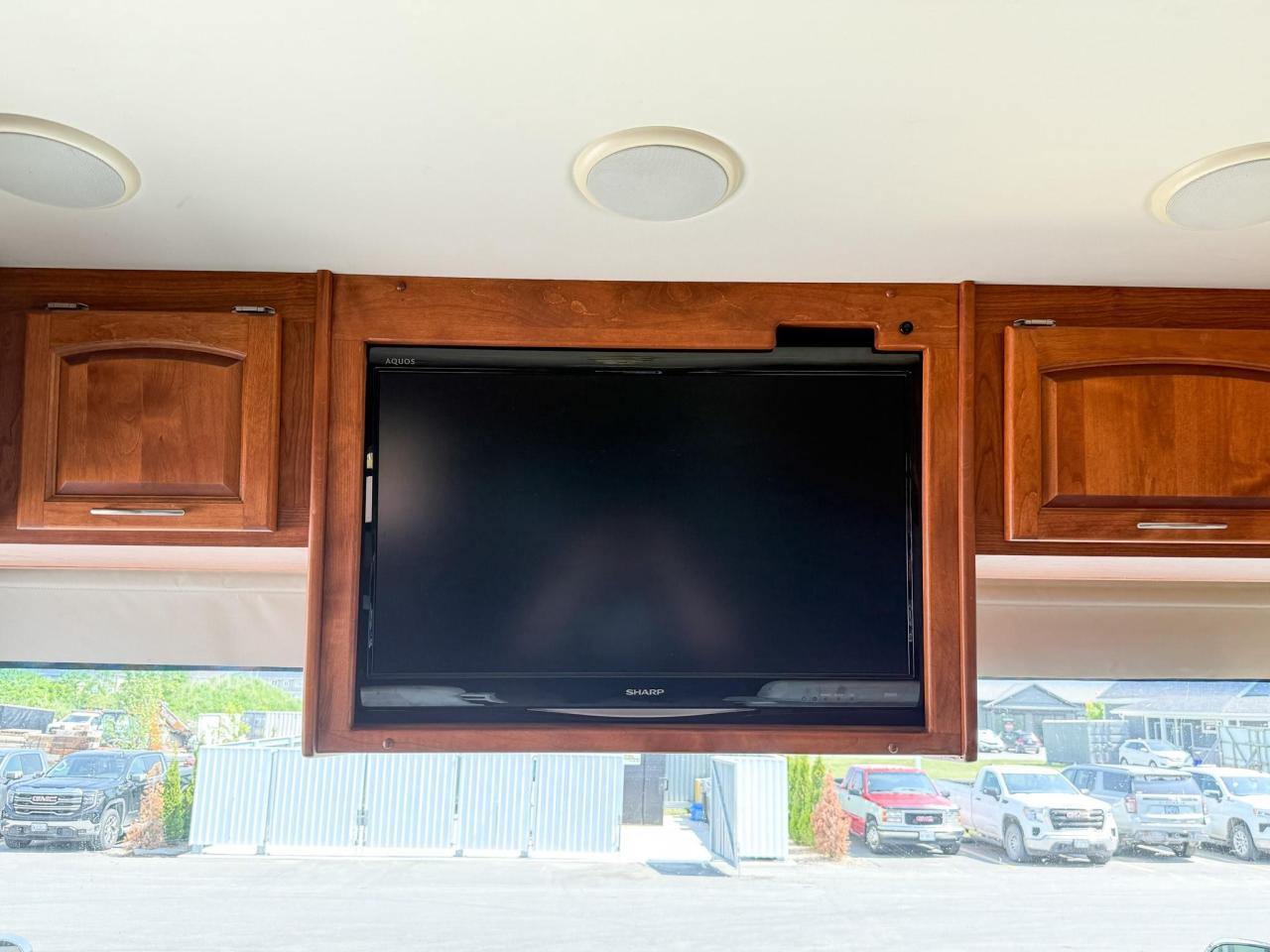 2009 Monaco Roadmaster AE-STACKED RAIL MH / 216-230 WB 2009 MONACO CAYMAN - 34' MOTORHOME, QUEEN BED, DINETTE, FULL SIZE FRIDGE, 3-BURNER STOVE, MICROWAVE, Photo