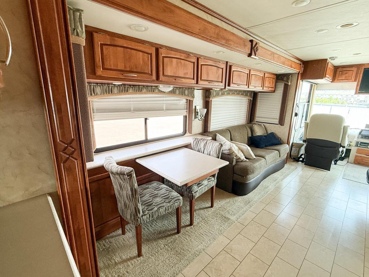 2009 Monaco Roadmaster AE-STACKED RAIL MH / 216-230 WB 2009 MONACO CAYMAN - 34' MOTORHOME, QUEEN BED, DINETTE, FULL SIZE FRIDGE, 3-BURNER STOVE, MICROWAVE, Photo