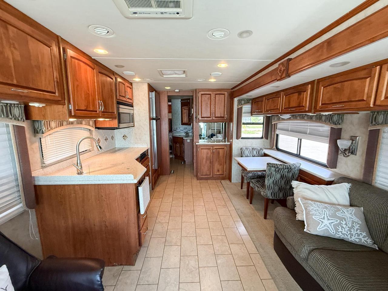2009 Monaco Roadmaster AE-STACKED RAIL MH / 216-230 WB 2009 MONACO CAYMAN - 34' MOTORHOME, QUEEN BED, DINETTE, FULL SIZE FRIDGE, 3-BURNER STOVE, MICROWAVE, Photo