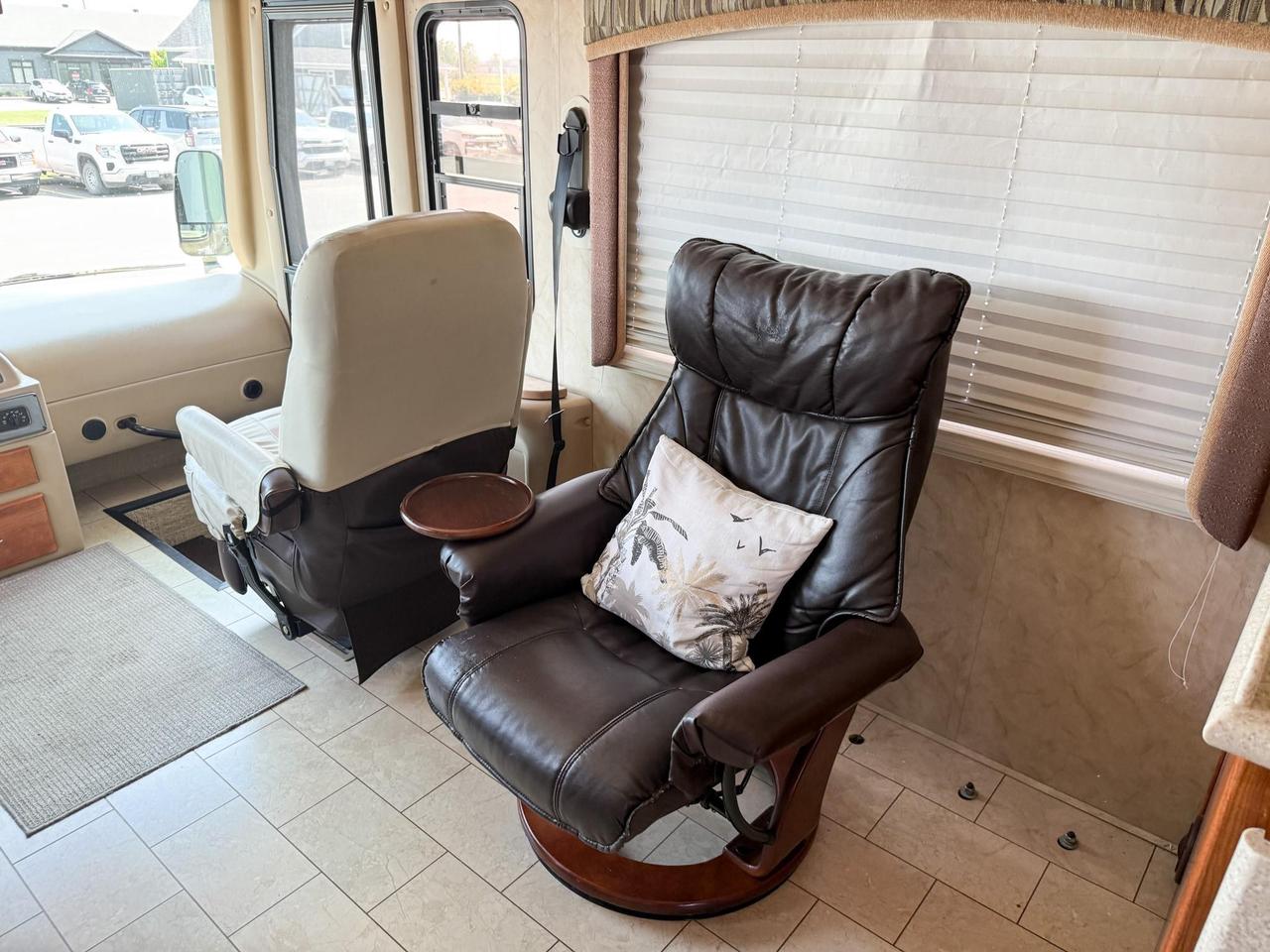 2009 Monaco Roadmaster AE-STACKED RAIL MH / 216-230 WB 2009 MONACO CAYMAN - 34' MOTORHOME, QUEEN BED, DINETTE, FULL SIZE FRIDGE, 3-BURNER STOVE, MICROWAVE, Photo