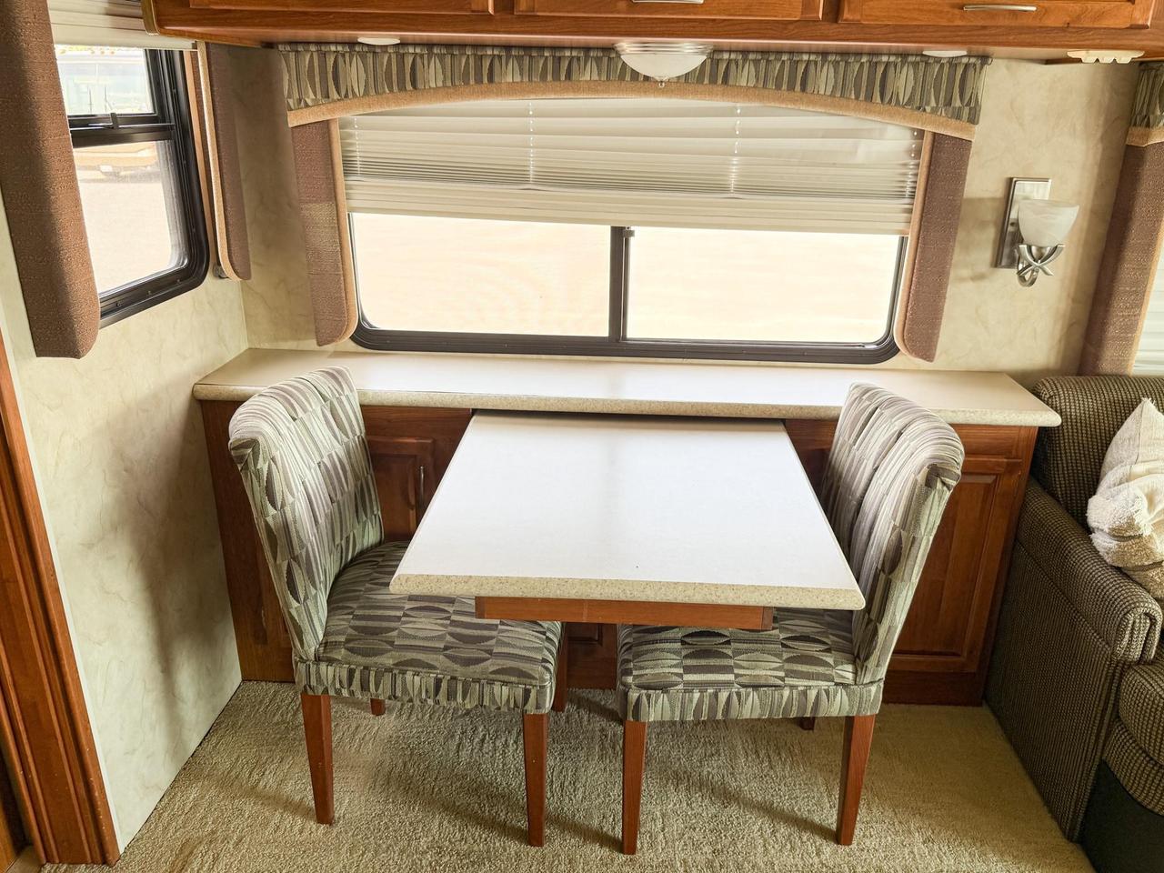 2009 Monaco Roadmaster AE-STACKED RAIL MH / 216-230 WB 2009 MONACO CAYMAN - 34' MOTORHOME, QUEEN BED, DINETTE, FULL SIZE FRIDGE, 3-BURNER STOVE, MICROWAVE, Photo