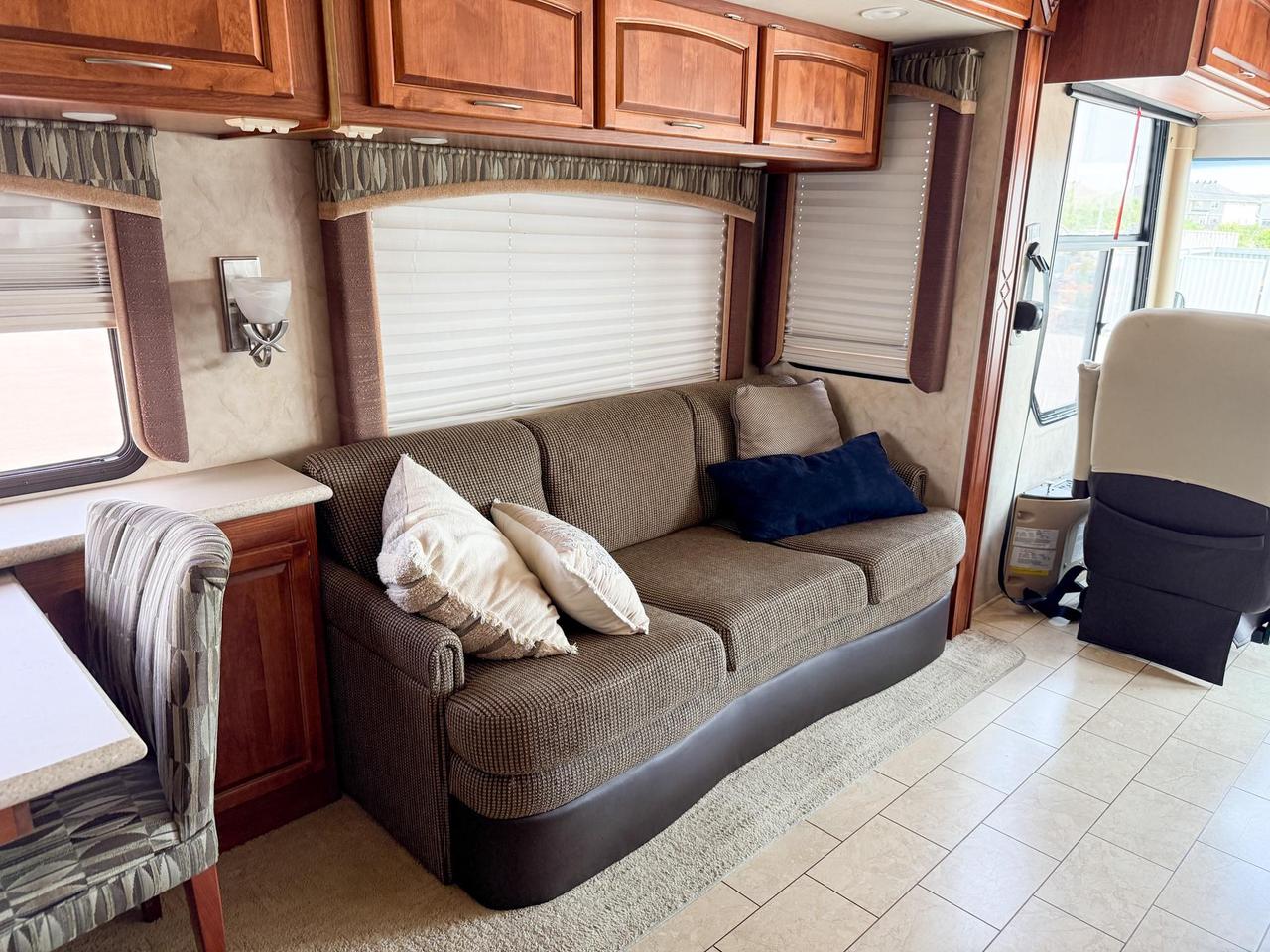 2009 Monaco Roadmaster AE-STACKED RAIL MH / 216-230 WB 2009 MONACO CAYMAN - 34' MOTORHOME, QUEEN BED, DINETTE, FULL SIZE FRIDGE, 3-BURNER STOVE, MICROWAVE, Photo