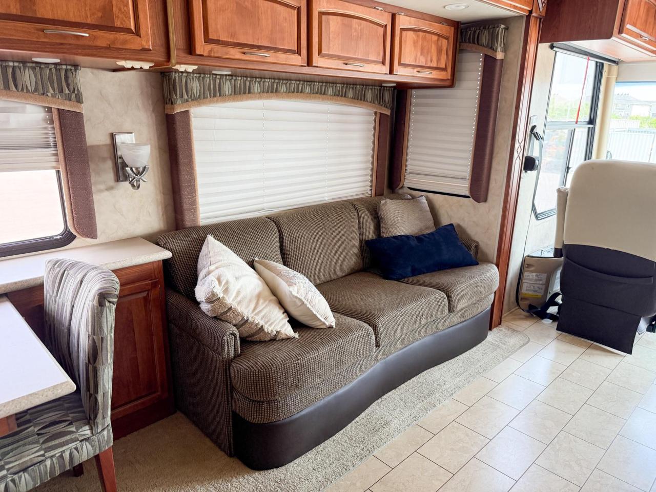 2009 Monaco Roadmaster AE-STACKED RAIL MH / 216-230 WB 2009 MONACO CAYMAN - 34' MOTORHOME, QUEEN BED, DINETTE, FULL SIZE FRIDGE, 3-BURNER STOVE, MICROWAVE, Photo