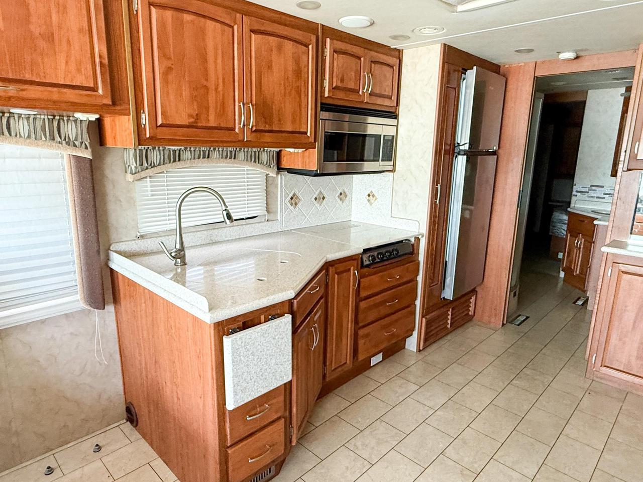 2009 Monaco Roadmaster AE-STACKED RAIL MH / 216-230 WB 2009 MONACO CAYMAN - 34' MOTORHOME, QUEEN BED, DINETTE, FULL SIZE FRIDGE, 3-BURNER STOVE, MICROWAVE, Photo