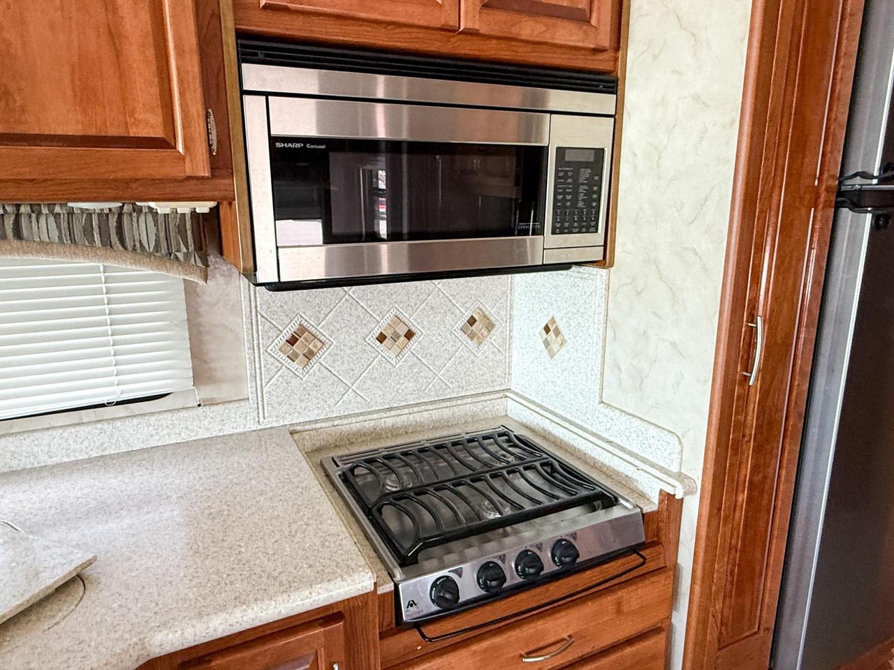 2009 Monaco Roadmaster AE-STACKED RAIL MH / 216-230 WB 2009 MONACO CAYMAN - 34' MOTORHOME, QUEEN BED, DINETTE, FULL SIZE FRIDGE, 3-BURNER STOVE, MICROWAVE, Photo