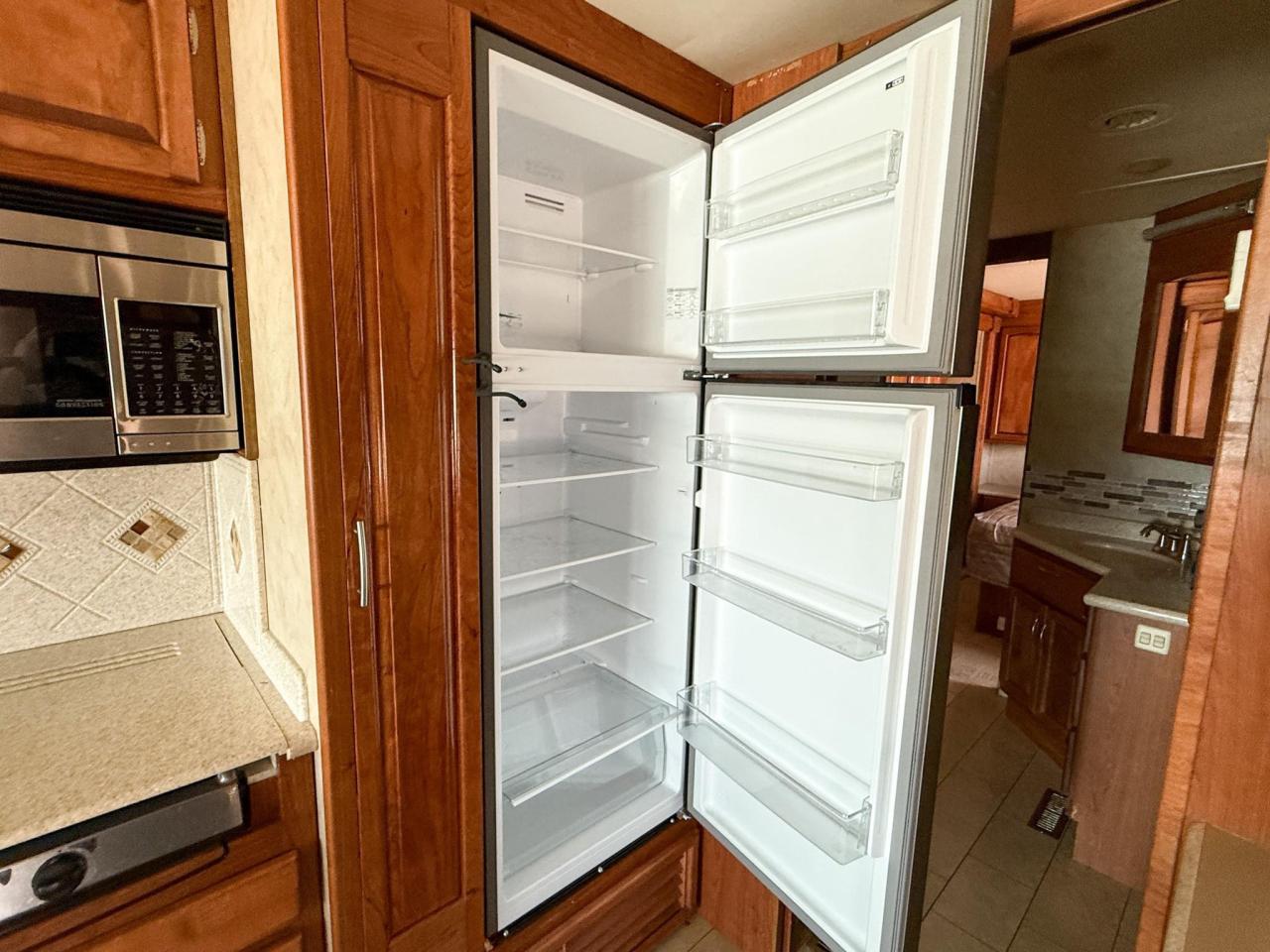 2009 Monaco Roadmaster AE-STACKED RAIL MH / 216-230 WB 2009 MONACO CAYMAN - 34' MOTORHOME, QUEEN BED, DINETTE, FULL SIZE FRIDGE, 3-BURNER STOVE, MICROWAVE, Photo