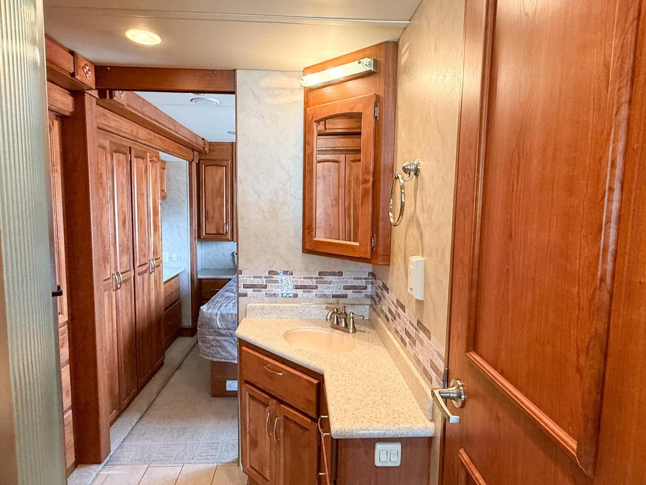 2009 Monaco Roadmaster AE-STACKED RAIL MH / 216-230 WB 2009 MONACO CAYMAN - 34' MOTORHOME, QUEEN BED, DINETTE, FULL SIZE FRIDGE, 3-BURNER STOVE, MICROWAVE, Photo