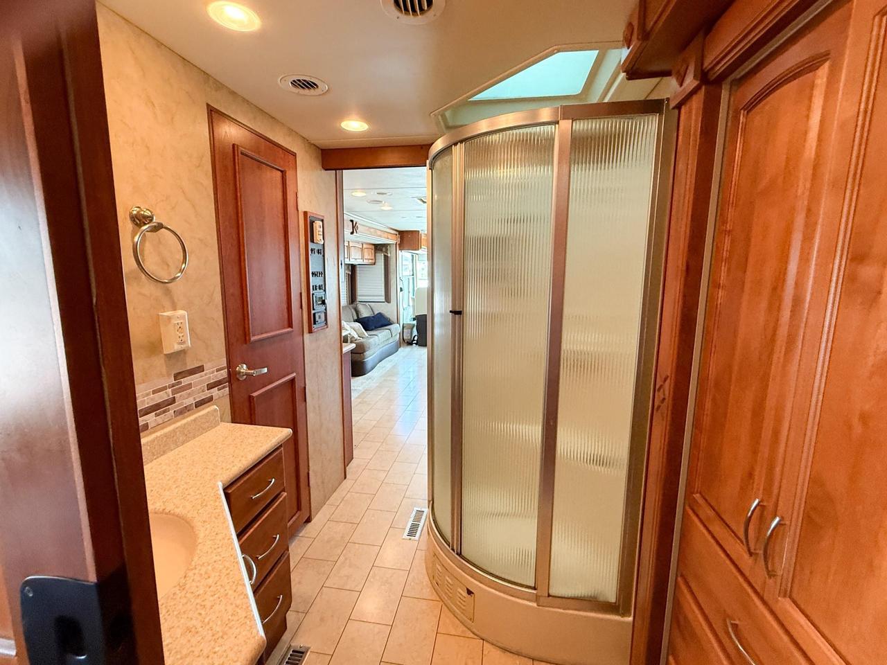 2009 Monaco Roadmaster AE-STACKED RAIL MH / 216-230 WB 2009 MONACO CAYMAN - 34' MOTORHOME, QUEEN BED, DINETTE, FULL SIZE FRIDGE, 3-BURNER STOVE, MICROWAVE, Photo