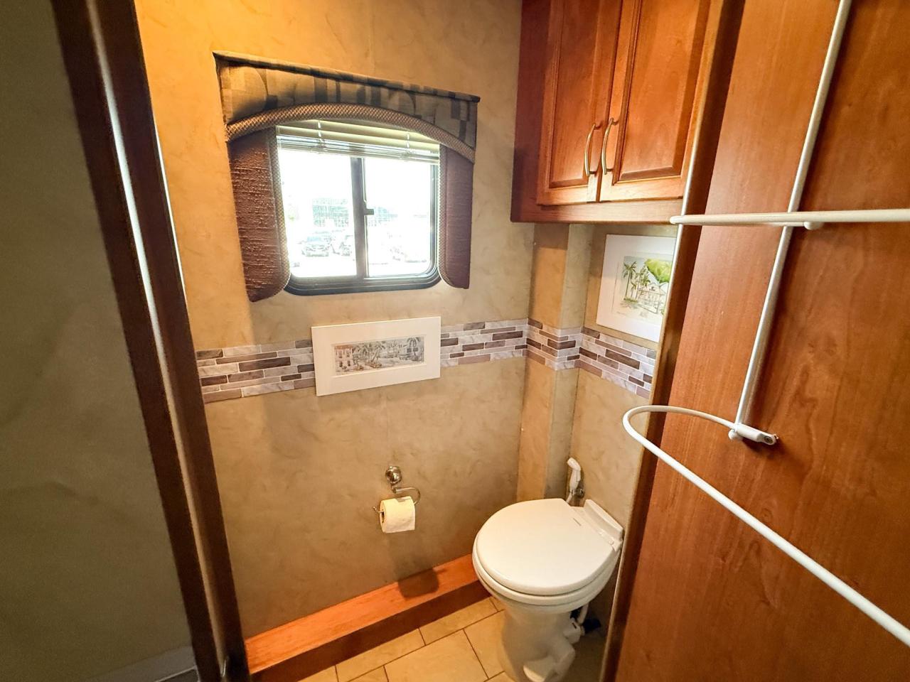 2009 Monaco Roadmaster AE-STACKED RAIL MH / 216-230 WB 2009 MONACO CAYMAN - 34' MOTORHOME, QUEEN BED, DINETTE, FULL SIZE FRIDGE, 3-BURNER STOVE, MICROWAVE, Photo