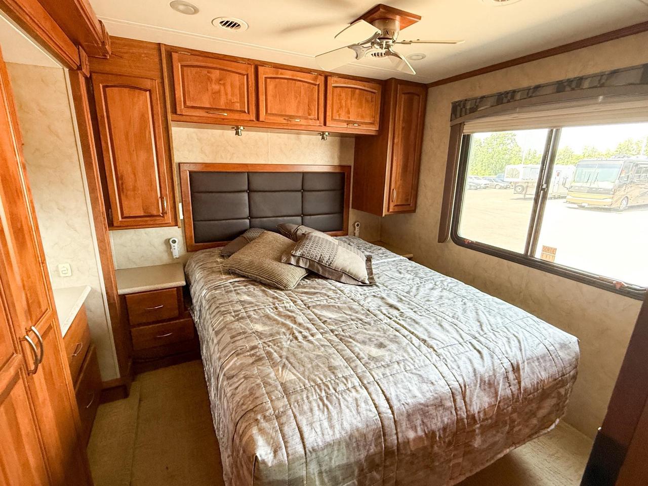 2009 Monaco Roadmaster AE-STACKED RAIL MH / 216-230 WB 2009 MONACO CAYMAN - 34' MOTORHOME, QUEEN BED, DINETTE, FULL SIZE FRIDGE, 3-BURNER STOVE, MICROWAVE, Photo